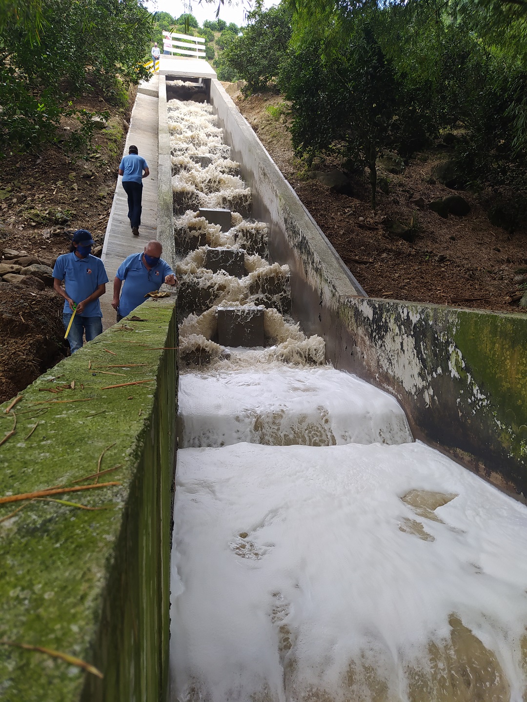 Equipo de Agua XXI en proyecto de saneamiento básico
