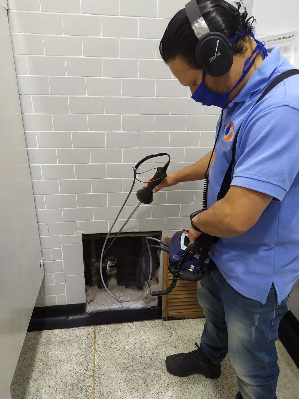 Técnico de Agua XXI usando geófono para detectar fugas en Pereira